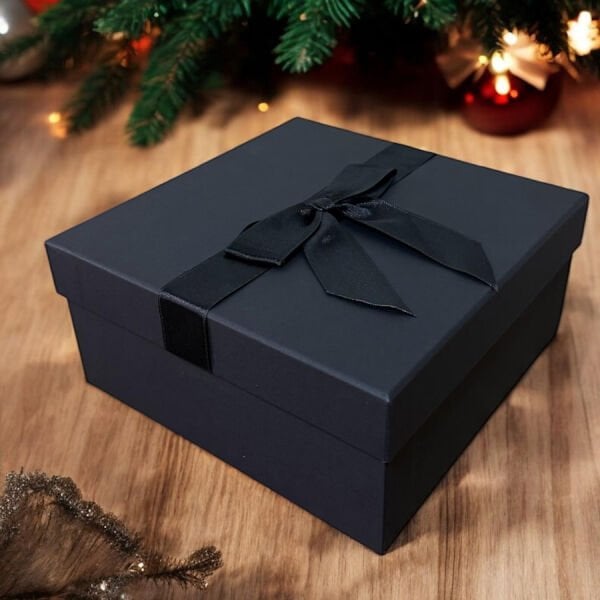 Fiyonklu Siyah Kare Hediye Kutusu